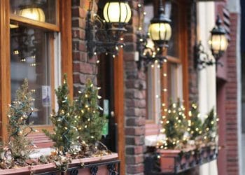 Nieuwe kerstverlichting ophangen