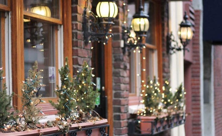 Nieuwe kerstverlichting ophangen