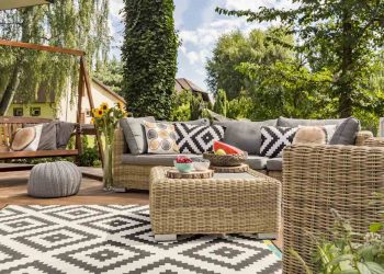 Ontspannen op een bankstel in de tuin