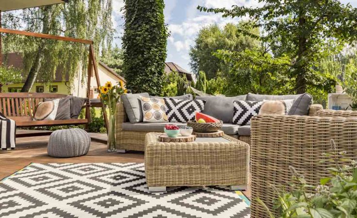 Ontspannen op een bankstel in de tuin