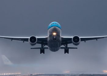 Wie verdient er aan de luchtvaart in Nederland?