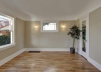 Taupe muur in de woonkamer