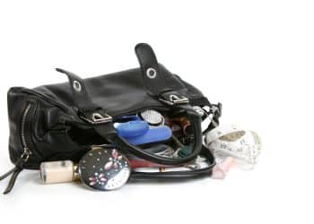 Deze dingen heeft iedere vrouw in haar handtas!