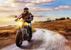 De juiste motoruitrusting voor een veilige rit op de weg