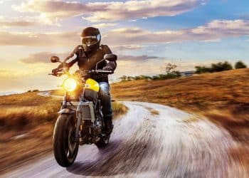 De juiste motoruitrusting voor een veilige rit op de weg