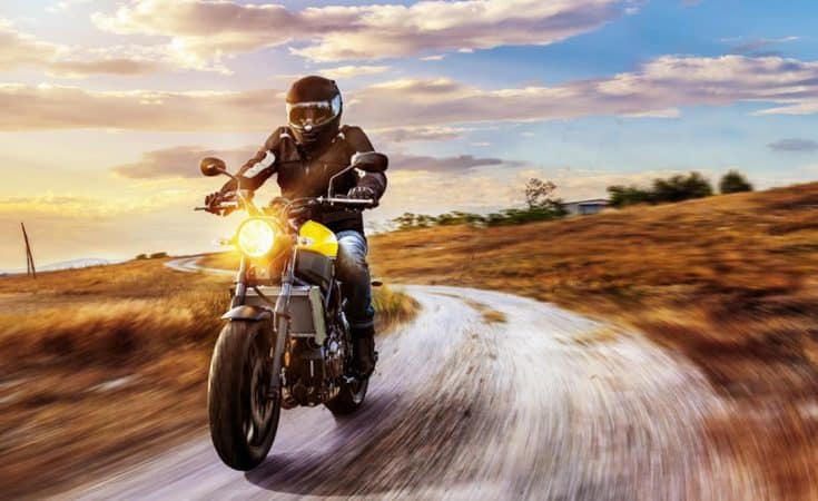 De juiste motoruitrusting voor een veilige rit op de weg